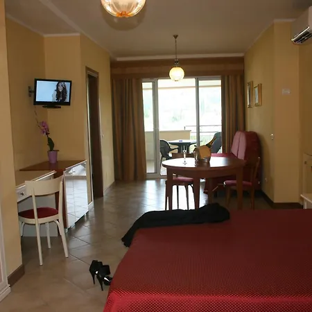 Aparthotel Miralago & 3*