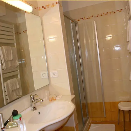 Aparthotel Miralago & 3*