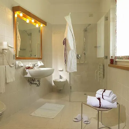 Aparthotel Miralago & 3*